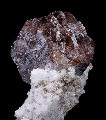 Axinite-(Fe) with Albite. Detail / Photo: Joaquim Calln