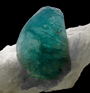 Grandidierite with Feldspar. Detail / Photo: Joaquim Calln