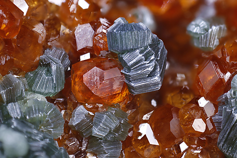 Grossular (variety hessonite) with Clinochlore. Photo: Joaquim Calln