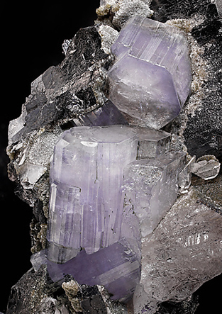 Fluorapatite with Ferberite, Quartz and Muscovite. Detail / Photo: Joaquim Calln