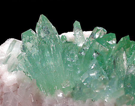 Fluorapophyllite-(K) with Stilbite-Ca. Detail / Photo: Joaquim Calln